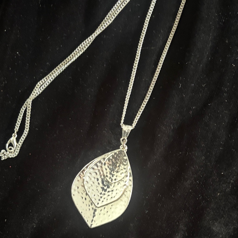 Elegant Silver Leaf Pendant Necklace